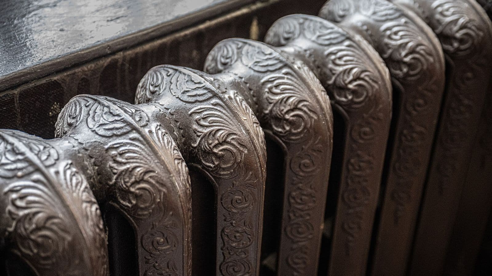 Radiateur en fonte dans un intérieur ancien