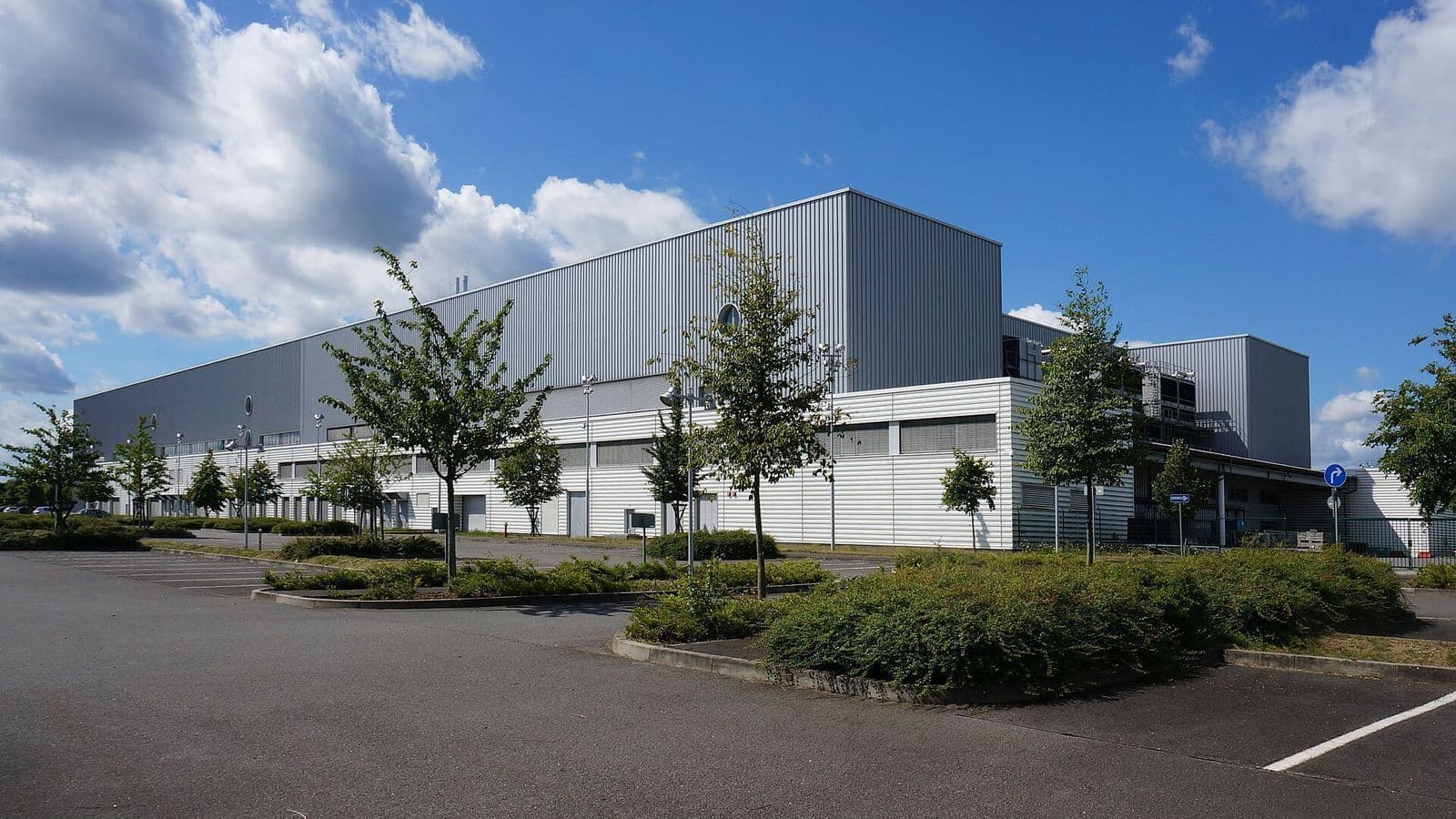 Bâtiment industriel moderne abritant une usine de modules photovoltaïques