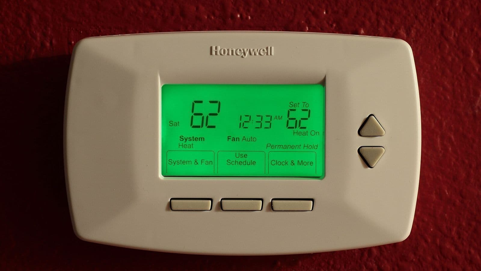Thermostat mural affichant la température de consigne d'un logement