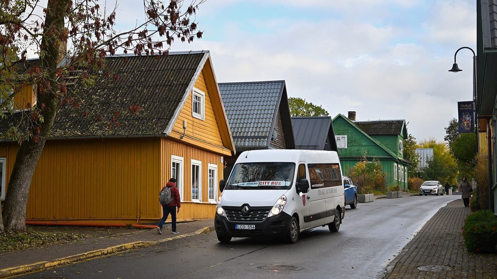Oleksandr Dede · CC BY-SA 4.0 · Wikimedia Commons Camionnette d'entreprise stationnée devant un chantier