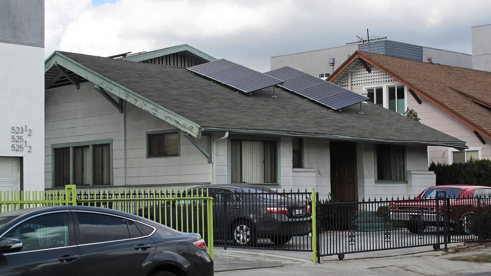 Downtowngal · CC BY-SA 4.0 · Wikimedia Commons Pavillon avec panneaux photovoltaïques posés en toiture